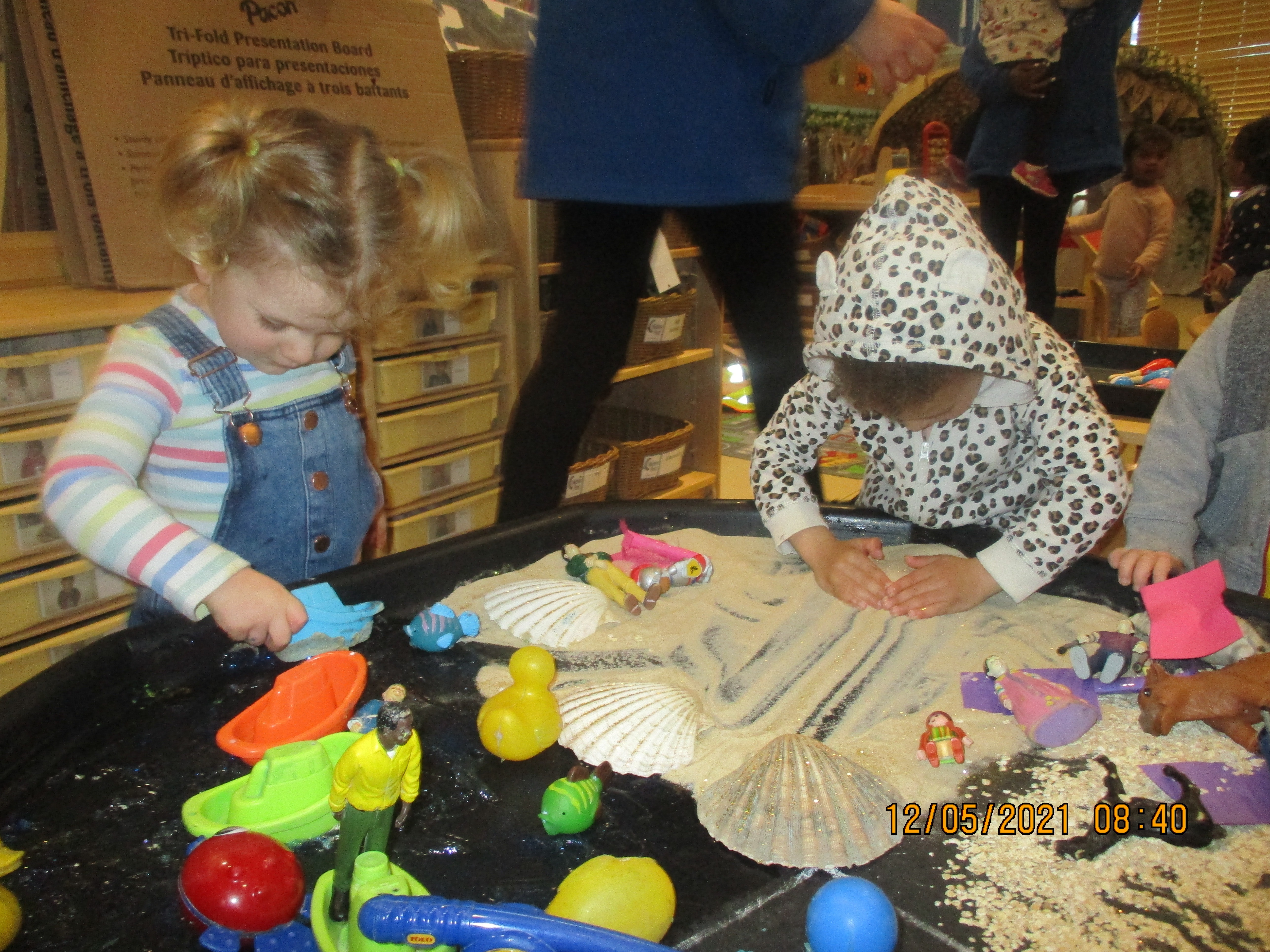 The North Pole ☃ Small world - Tuff Trays and Sensory Play